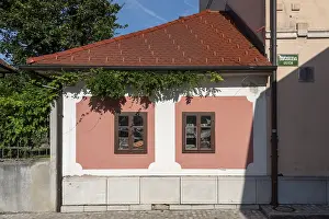 Drucke von Rosafarbene Hausfassade, Fenster mit alten Gegenständen, Kranj, Oberkrain, Slowenien Kranj Drucke: Rosafarbenes Hausfassade, Fenster mit alten Gegenständen.