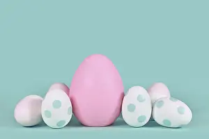 Studio Shot Of Easter Eggs Drucke: Pink and mint green easter eggs with dots