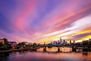 Frankfurt Am Main Sunset Drucke: Pink sunset over the river Main