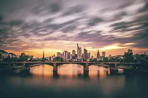 Drucke von Rosa Sonnenuntergang über dem Fluss Main, beleuchteter Skyline der Stadt Frankfurt am Main, Hessen, Deutschland Frankfurt Am Main Drucke: Rosa Sonnenuntergang über dem Main.