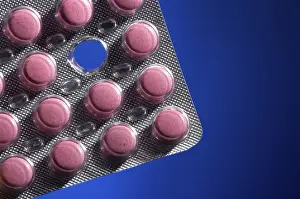 Healthcare System Drucke: Pink tablets on a dark blue background