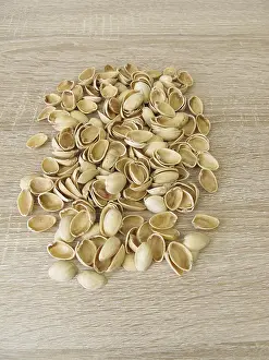 Renewable Energy Source Drucke: Pistachio shells for crafting