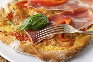 Italian Food Photography Drucke: Detail of a pizza with ham and basil