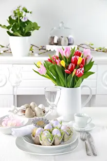 Easter Table Setting Drucke: Place setting for Easter with eggs and tulips