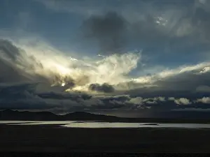 Drucke von Flachland mit Seen, Abendstimmung, dramatischer Himmel, Hochplateaus des Tibet, China Verwandte Bilder Drucke: Weites Feld mit Seen, Abendstimmung.