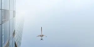 Aviation Industry Images Drucke: A plane flies over a skyscraper
