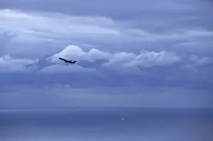 Drucke von Ein Flugzeug startet während eines Sturms in Nizza, Frankreich, Europa Schön Drucke: Ein Flugzeug startet während eines Sturms in Nizza.