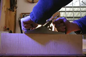 Violin Making Drucke: Planing during the making of a violin