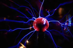 Dark Background Model Drucke: Plasma ball with energy rays on dark background