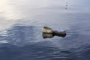 Drucke von Plastikflaschen auf der Wasserfläche, See Kerkini, Griechenland See Drucke: Plastikflaschen auf der Wasseroberfläche.