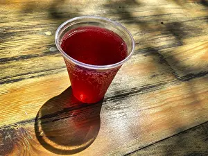 Raspberry Lemonade Drucke: Plastic cup, barrel effervescent