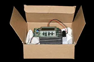 Power Supply Equipment Drucke: Plastic explosive with timer and battery lies in a box