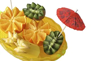 Fresh Fruit Nutrition Facts Drucke: Plate in form of the pineapple with fruit