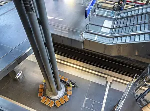 Urban City Center Drucke: Platforms and escalators at the main station