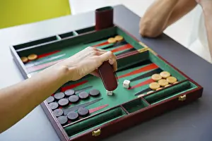 Backgammon Game Drucke: A player makes a move in a backgammon game