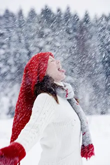 Snowy Scene Drucke: Playing in the snow - looking up