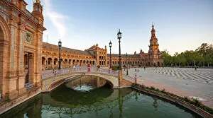 Plaza De Espana Evening Light Drucke: Plaza de Espana in the evening light with reflection