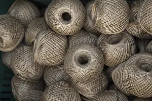 Linen Cord Rolls Drucke: Plenty of spools or rolls of brown color linen string