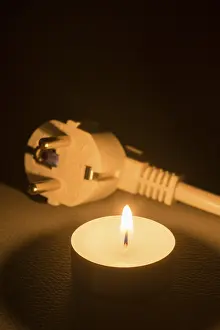 Candlelit Atmosphere Drucke: There is a plug next to a burning candle