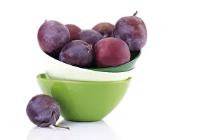 Studio Shot Plums Drucke: Plums in a colourful stack of bowls