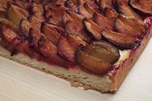 Tray Baked Cakes Drucke: Plums on a plum cake