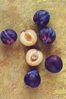 Plum Fruit Drucke: Plums scattered on the table, fresh