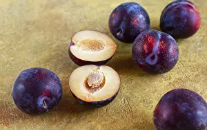 Healthy Eating Plums Drucke: Plums scattered on the table, fresh