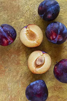 Top View Image Drucke: Plums scattered on the table, fresh