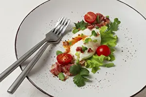 British Breakfast Recipes Drucke: Poached egg, with bacon and vegetables