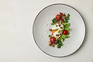 Balanced Diet Snacks Drucke: Poached egg, with bacon and vegetables
