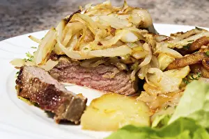Studio Steak Photography Drucke: Point steak with onions