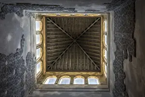 Urban Europe Photography Drucke: Pointed rooftop interior with windows in Granada