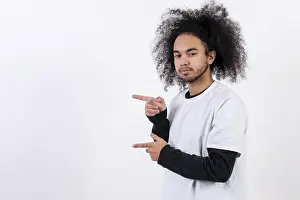Hispanic Ethnicity Male Model Drucke: Pointing to the left at a copy paste space