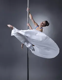 Glamour Dancer Drucke: Pole dance. Pretty dancer posing in elegant position