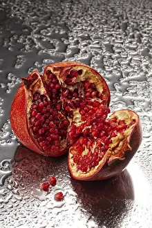 Healthy Eating Drucke: Pomegranate on a studio background with water