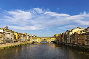 Deserted Bridge In Europe Drucke: The Ponte Vecchio bridge over the river Arno