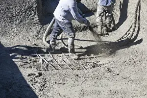 Construction Site Labourer Drucke: Pool construction worker shooting concrete