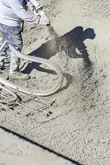 Concrete Construction Worker Drucke: Pool construction worker shooting concrete
