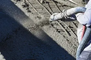 Construction Industry Workforce Drucke: Pool construction worker shooting concrete