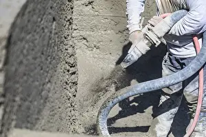 Real Estate Construction Market Drucke: Pool construction worker shooting concrete