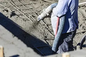 Construction Industry Workforce Drucke: Pool construction worker shooting concrete