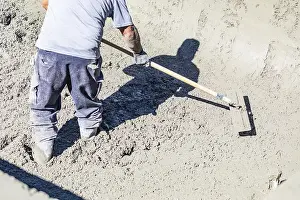 Concrete Construction Site Drucke: Pool construction worker working with A bullfloat on wet concrete