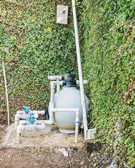 Swimming Pool Maintenance Drucke: Pool purification and maintenance system