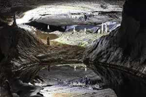 Pool Drucke: Spiegelteich der Reflexionen, Stalaktiten in einem Teich des Wassers spiegeln.
