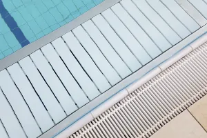 Abandoned Swimming Pool Drucke: Poolside