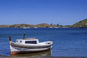 Drucke von Hafen und Bucht am Salvador Dali Haus, in Portlligat, Cadaques, Katalonien, Spanien Hafen und Bucht am Salvador Dali Haus, in Portlligat, Cadaques, Katalonien, Spanien Kunstwerke Des Surrealismus Drucke: Hafen und Bucht am Salvador-Dali-Haus