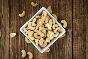 Shallow Depth Of Field Nuts Drucke: Portion of Cashew Nuts (close up shot)