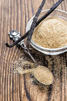 Country Style Desserts Drucke: Portion of Vanilla Sugar (Brown) on rustic background