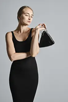 Female Model Studio Shot Drucke: Portrait of beautiful model posing with triangular hand bag