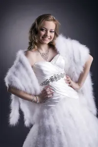 Beautiful Bride Portrait Drucke: Portrait of beautiful smiling bride posing in studio